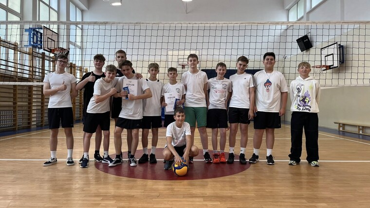 Finałowe mecze szkolnego turnieju siatkówki chłopców