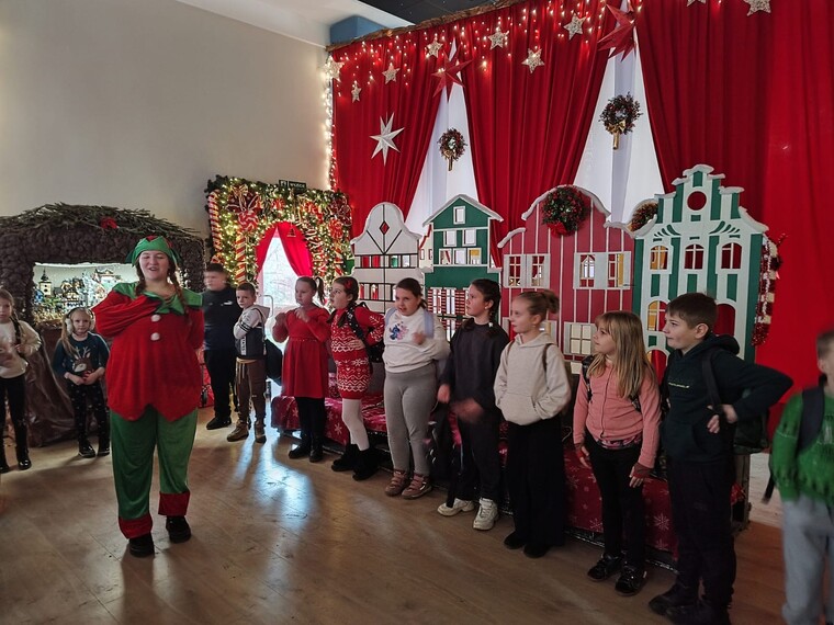 Świąteczna atmosfera i nauka przez zabawę – wycieczka klas 1e i 2d.