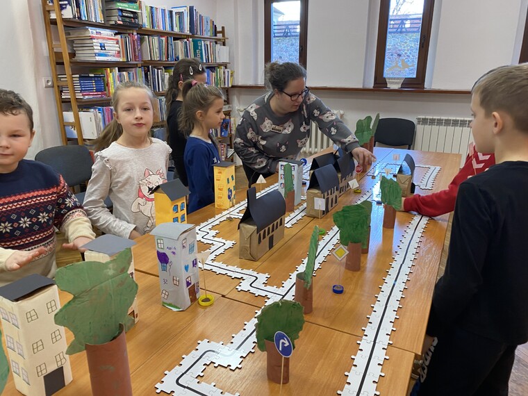 Przygoda z programowaniem ozobotów w klasie 2b.