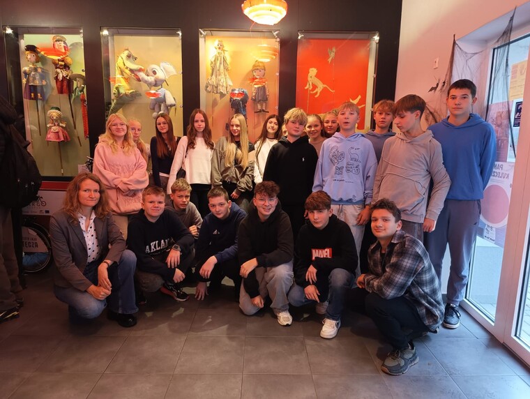 Klasa 7b w Teatrze Lalki Tęcza – musicalowa Noc żywych ballad według Mickiewicza